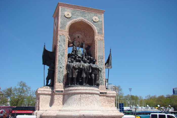 Taksim Cumhuriyet Anıtı